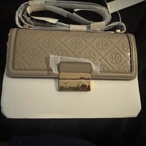 Tory Burch Leather Shoulder Bag with Structured Design and Gold Clasp